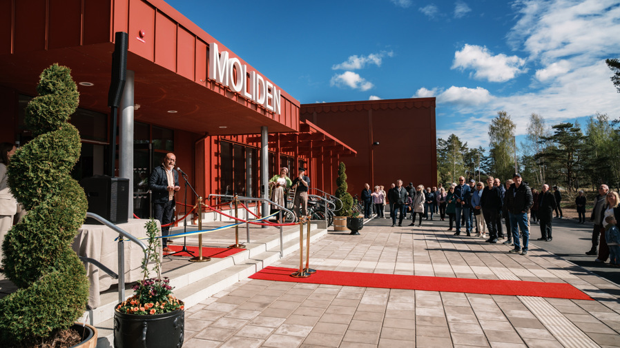 En grupp människor som står utanför en byggnad.