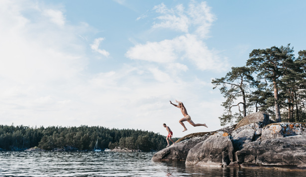 Hoppar från klippa.