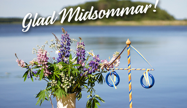 En vas fylld med blommor som står på ett träbord.
