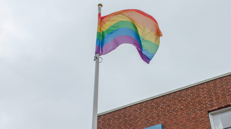 Prideflaggan hissad utanför Karlsborgs kommunhus