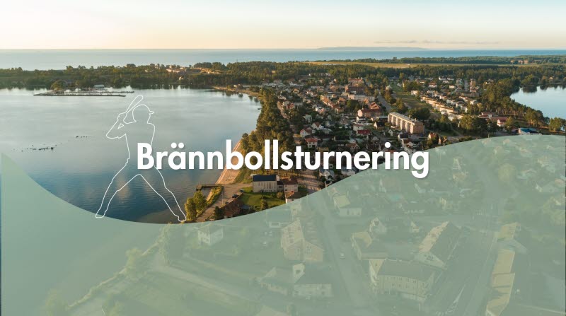 En drönarbild över centrala Karlsborg med texten "Brännbollsturnering".