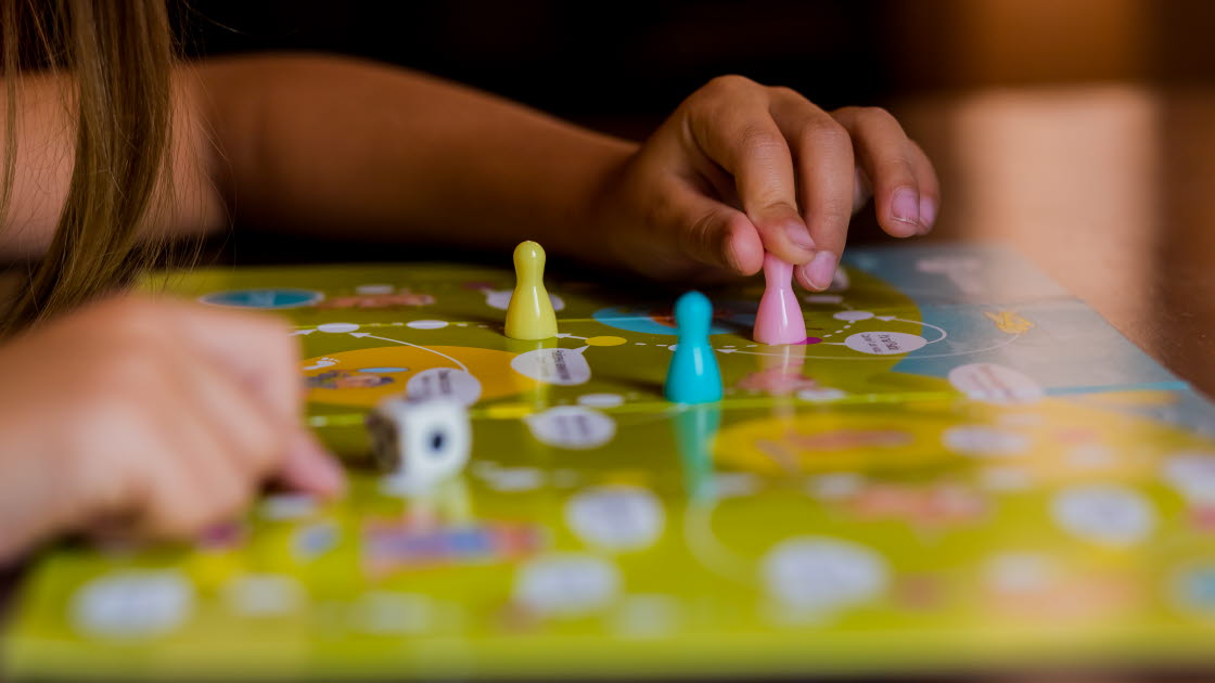 barn som spelar brädspel