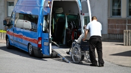 Färdtjänst - man i rullstol som får hjälp
