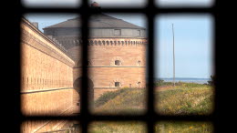 Karlsborgs Fästning sett genom ett spröjsat fönster