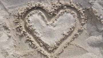 Hjärta ritat i sanden