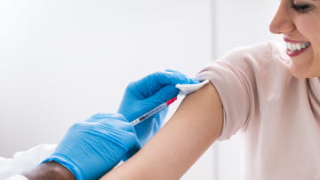 En ung kvinna blir vaccinerad