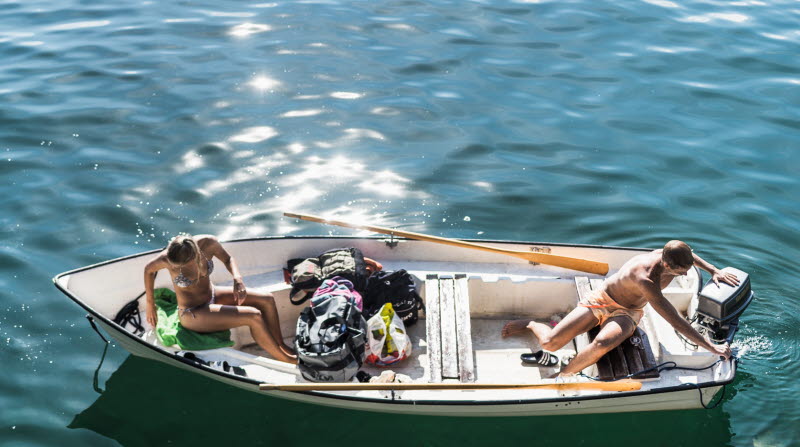 Två personer i en båt vid Djäknesundet